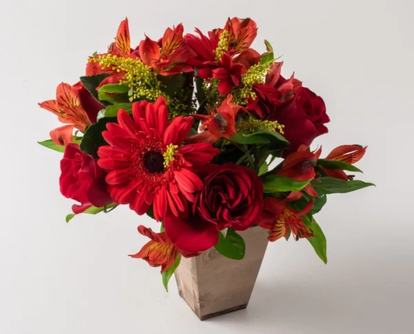 Arranjo de Flores Mistas Vermelhas e Chocolate - Image 3