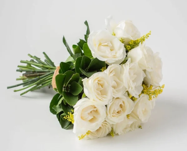 Buquê Tradicional de 16 Rosas Brancas e Espumante - Image 2
