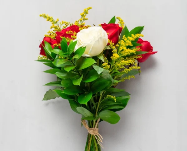 Buquê com 10 Rosas Brancas e Vermelhas - Image 2