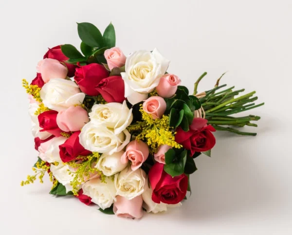Buquê com 36 Rosas de Três Cores - Image 3