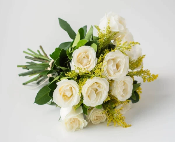 Buquê de 12 Rosas Brancas - Image 4