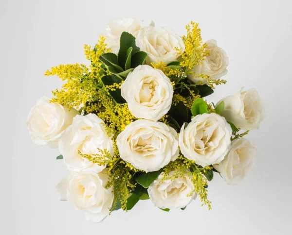 Buquê de 12 Rosas Brancas - Image 3