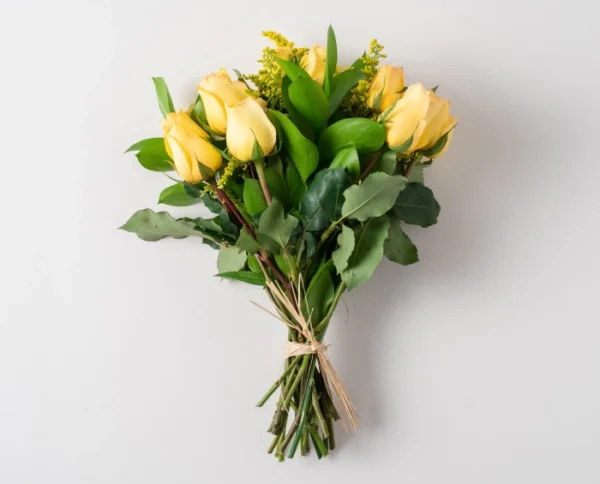 Buquê de 15 Rosas Amarelas e Tinto - Image 3