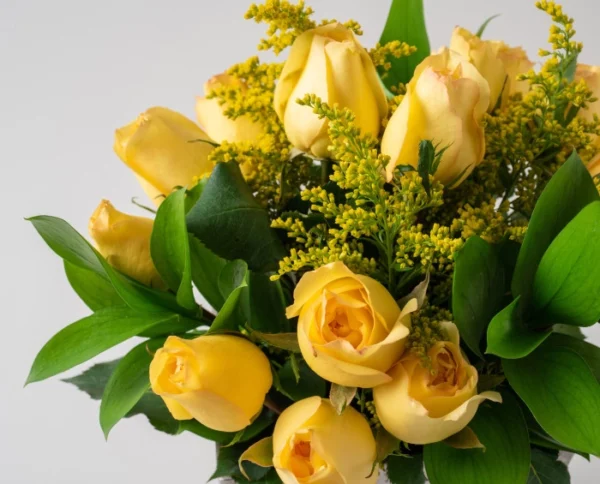 Buquê de 15 Rosas Amarelas e Tinto - Image 4
