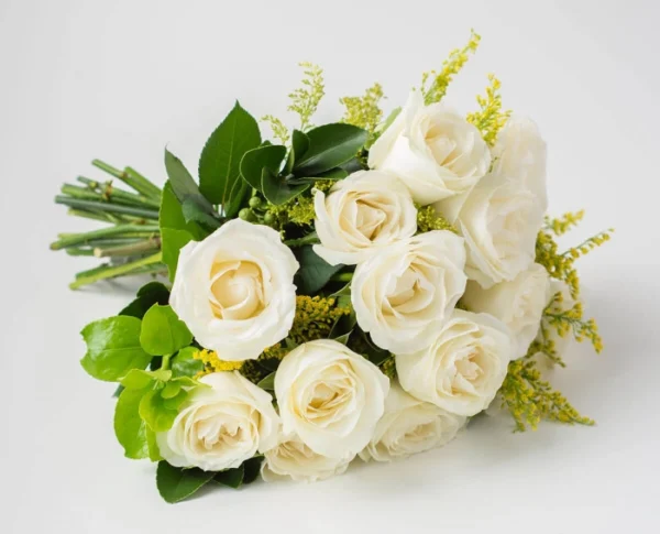 Buquê de 15 Rosas Brancas e Espumante - Image 2