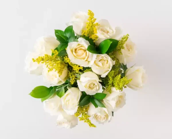 Buquê de 15 Rosas Brancas e Folhagem - Image 2