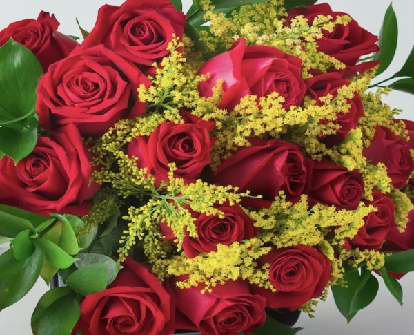 Buquê de 19 Rosas Vermelhas e Kit Natura Tododia Cereja e Avelã - Image 3