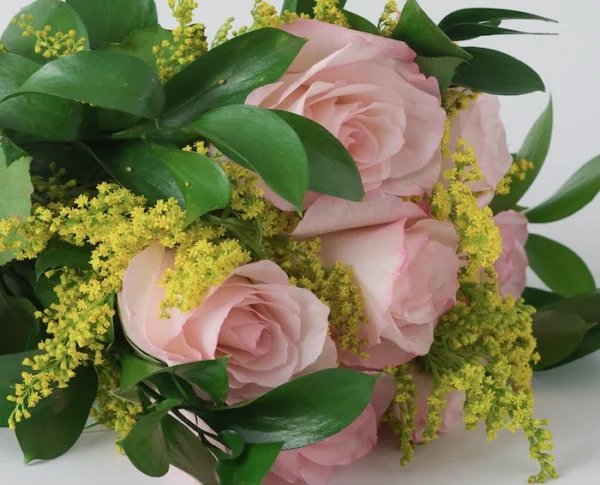 Buquê de 7 Rosas Rosadas e Kit Natura Tododia Cereja e Avelã - Image 2