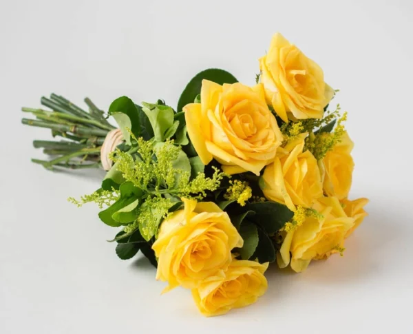Buquê de 8 Rosas Amarelas - Image 2
