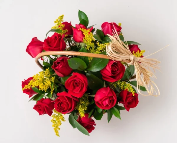 Cesta com 15 Rosas Vermelhas, Chocolate e Tinto - Image 3
