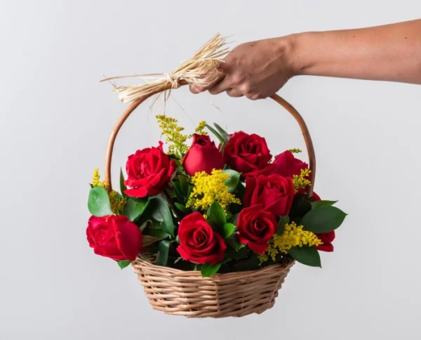 Cesta com 15 Rosas Vermelhas, Chocolate e Tinto - Image 2