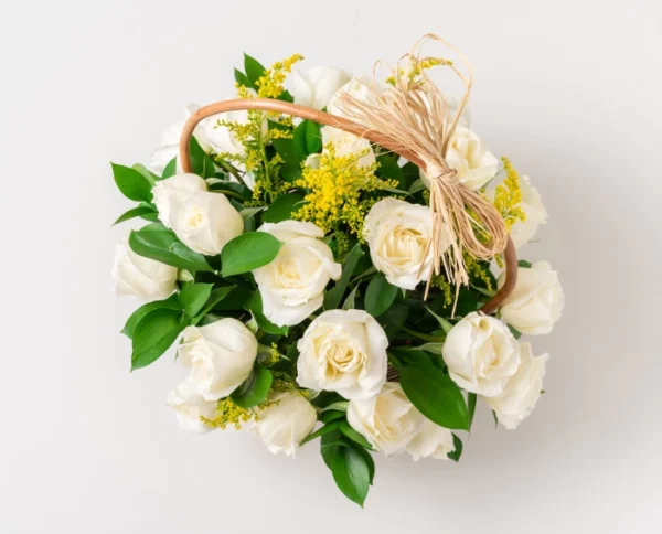 Cesta com 24 Rosas Brancas e Chocolates - Image 3