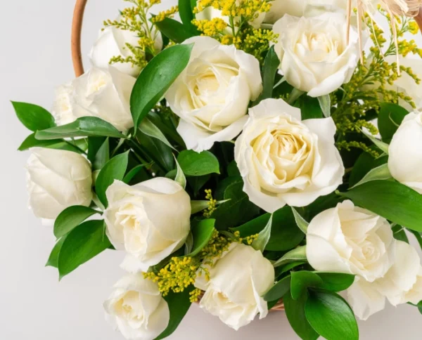 Cesta com 24 Rosas Brancas e Chocolates - Image 2