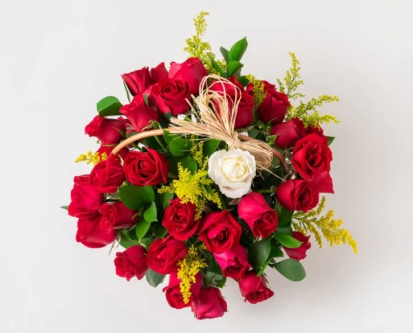 Cesta com 39 Rosas Vermelhas e 1 Rosa Solitária de outra cor e Chocolate - Image 3